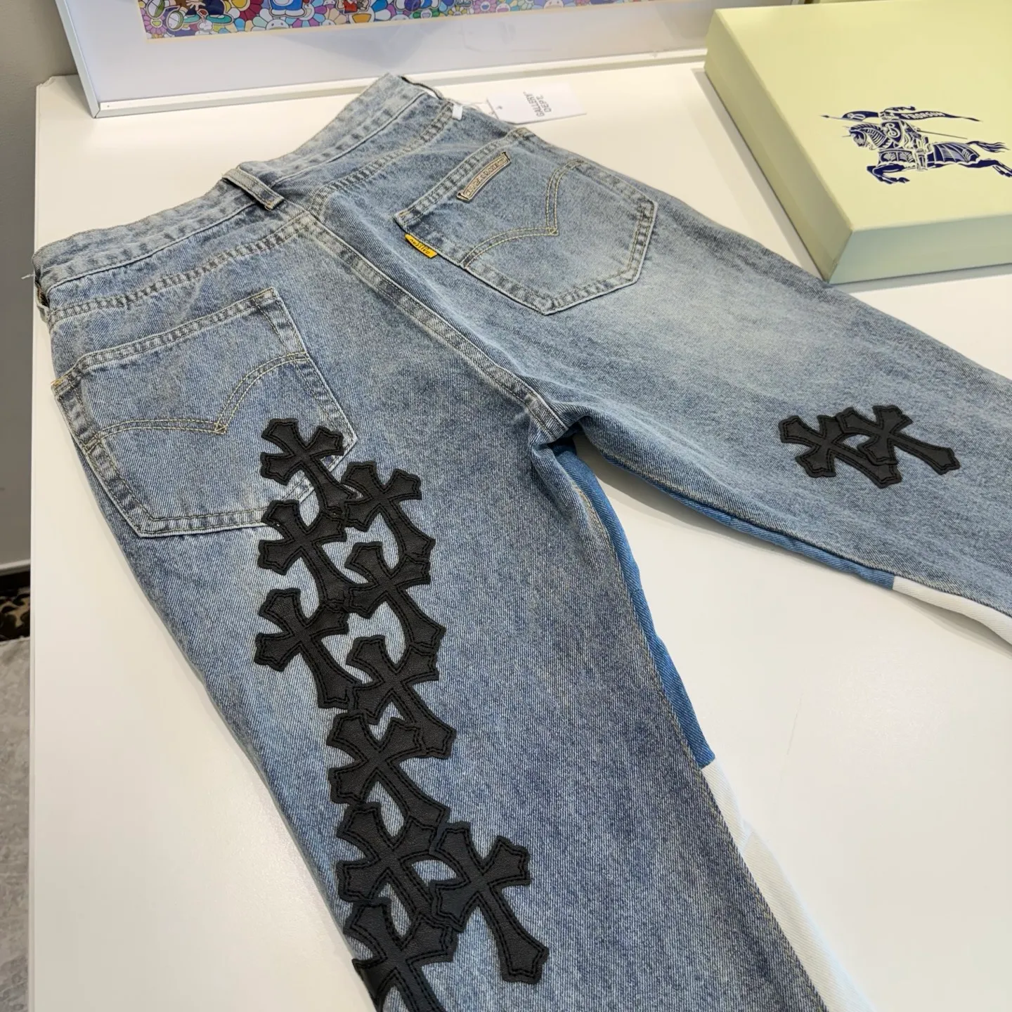 P290 model number: D446 GALLERY DEPT & Chrome hearts. Multi-leather black leather cross loose washed blue flared jeans. It truly restores the ultimate vintage texture. The original hardware accessories, washed and other elevators, and the QR code analysis are all purchased from the original factory. The degree of restoration is high. You are welcome to compare the products~ Three-dimensional version. Loose and comfortable, not picky about the figure. Makes taller and slimmer. Factory Seiko. Original factory quality control. Same style for men and women. Can be matched with couples. Versatile recommendation. Jeans that are a must-have for all seasons. Trendy people have been disappointed. From the quality selection of fabrics, the tailoring of details, and the matching of patterns, they are all impeccable! The upper body is so handsome when worn...it can be easily worn by men, women and children! The craftsmanship is made of heavy-duty washed pure cotton denim fabric. After washing, it is soft and thick. It is very stylish when worn. Size: 28, 30, 32, 34, 36 (S-XXL) Color: Stitching Size reference # 28 trouser length 100 waist 72 30 trouser length 102 waist 76 32 trouser length 104 waist 80 34 trouser length 106 waist 84 36 pants length 108 waist circumference 88